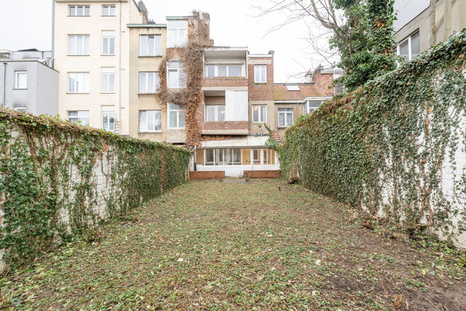 This investment property, consisting of 3 officially recognized residential units, enjoys an excellent location in a sought-after residential area of Anderlecht, within walking distance of Vijverspark and Astrid Park.

Each unit is equipped with separate 