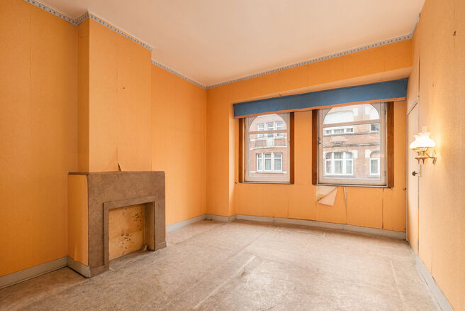 This investment property, consisting of 3 officially recognized residential units, enjoys an excellent location in a sought-after residential area of Anderlecht, within walking distance of Vijverspark and Astrid Park.

Each unit is equipped with separate 