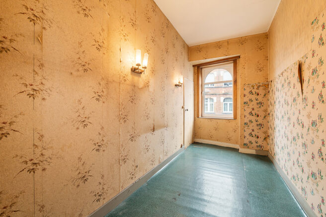 This investment property, consisting of 3 officially recognized residential units, enjoys an excellent location in a sought-after residential area of Anderlecht, within walking distance of Vijverspark and Astrid Park.

Each unit is equipped with separate 