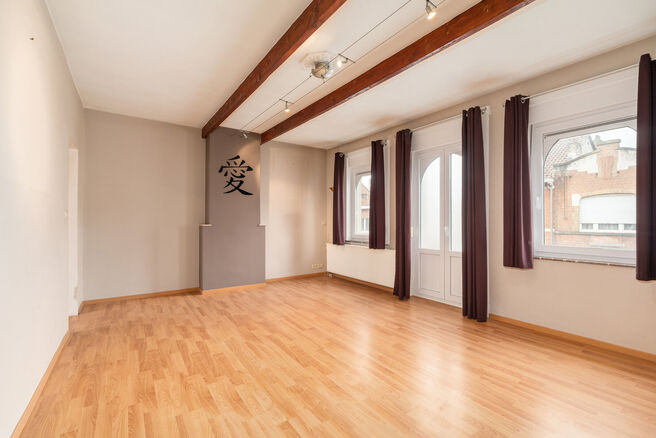 This investment property, consisting of 3 officially recognized residential units, enjoys an excellent location in a sought-after residential area of Anderlecht, within walking distance of Vijverspark and Astrid Park.

Each unit is equipped with separate 