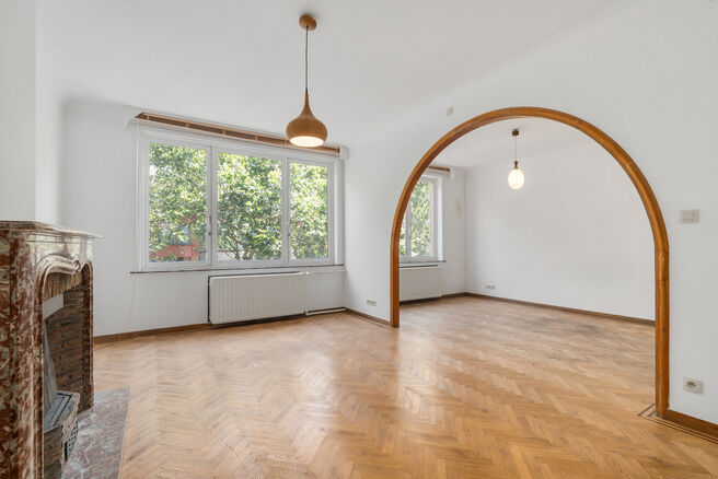 Two-family property consisting of one apartment and one duplex apartment, with garage, garden and terraces.
The building comprises a total of 8 bedrooms and 3 bathrooms.

LAYOUT:
The first floor features a one-bedroom apartment with a 9 m&sup2; terrace. The d