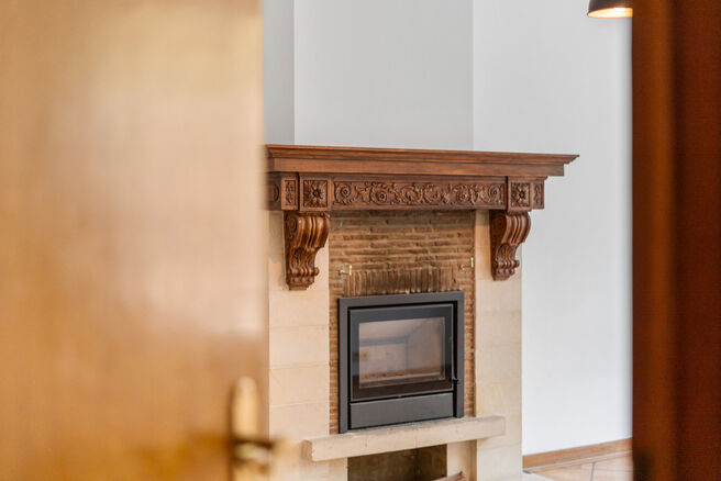 Two-family property consisting of one apartment and one duplex apartment, with garage, garden and terraces.
The building comprises a total of 8 bedrooms and 3 bathrooms.

LAYOUT:
The first floor features a one-bedroom apartment with a 9 m&sup2; terrace. The d