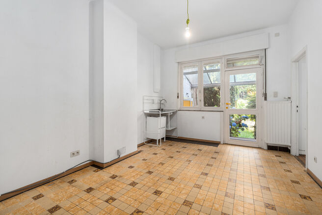 Two-family property consisting of one apartment and one duplex apartment, with garage, garden and terraces.
The building comprises a total of 8 bedrooms and 3 bathrooms.

LAYOUT:
The first floor features a one-bedroom apartment with a 9 m&sup2; terrace. The d