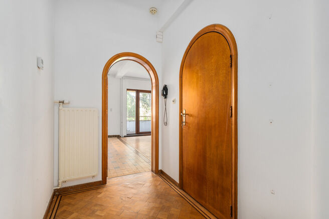 Two-family property consisting of one apartment and one duplex apartment, with garage, garden and terraces.
The building comprises a total of 8 bedrooms and 3 bathrooms.

LAYOUT:
The first floor features a one-bedroom apartment with a 9 m&sup2; terrace. The d