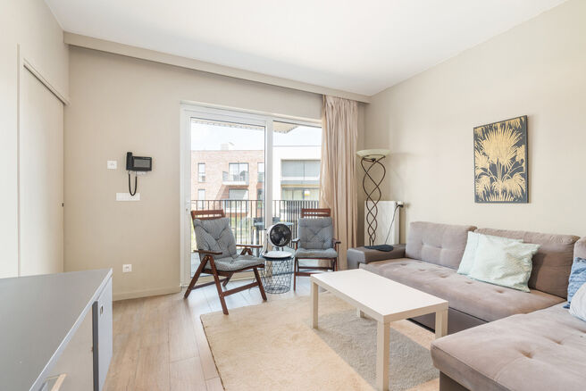 Bel appartement meublé avec terrasse, emplacement de parking souterrain et cave, idéalement situé à proximité des transports en commun et de nombreuses commodités.
AGENCEMENT :
En entrant dans l’appartement, vous accédez à un agréable espace d