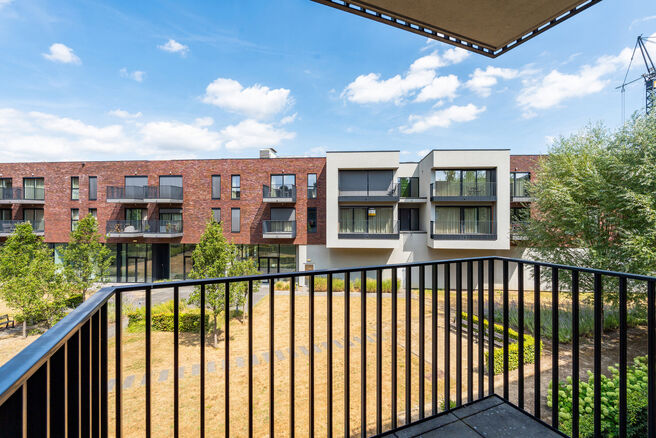 Bel appartement meublé avec terrasse, emplacement de parking souterrain et cave, idéalement situé à proximité des transports en commun et de nombreuses commodités.
AGENCEMENT :
En entrant dans l’appartement, vous accédez à un agréable espace d