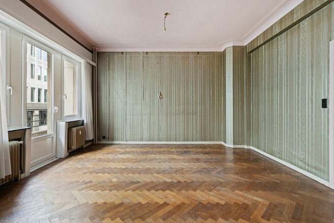 Cet &eacute;l&eacute;gant appartement d'une chambre avec 2 terrasse et deux greniers spacieux est situ&eacute; au deuxi&egrave;me &eacute;tage d'une copropri&eacute;t&eacute; id&eacute;alement situ&eacute;e dans le quartier europ&eacute;en, entre Schuman et le Parc de Bruxelles.

L'appartement est agenc&eacute; comme su