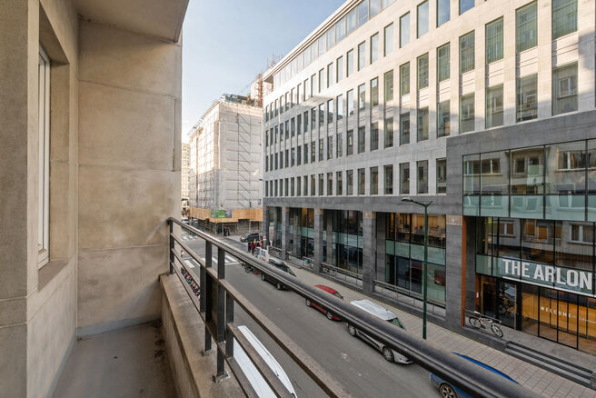 Cet &eacute;l&eacute;gant appartement d'une chambre avec 2 terrasse et deux greniers spacieux est situ&eacute; au deuxi&egrave;me &eacute;tage d'une copropri&eacute;t&eacute; id&eacute;alement situ&eacute;e dans le quartier europ&eacute;en, entre Schuman et le Parc de Bruxelles.

L'appartement est agenc&eacute; comme su