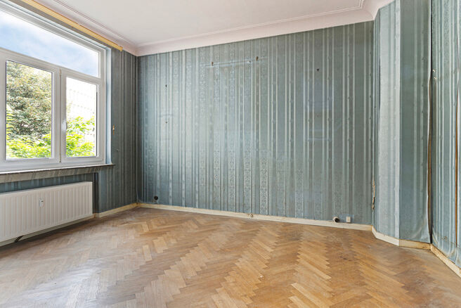 Cet &eacute;l&eacute;gant appartement d'une chambre avec 2 terrasse et deux greniers spacieux est situ&eacute; au deuxi&egrave;me &eacute;tage d'une copropri&eacute;t&eacute; id&eacute;alement situ&eacute;e dans le quartier europ&eacute;en, entre Schuman et le Parc de Bruxelles.

L'appartement est agenc&eacute; comme su
