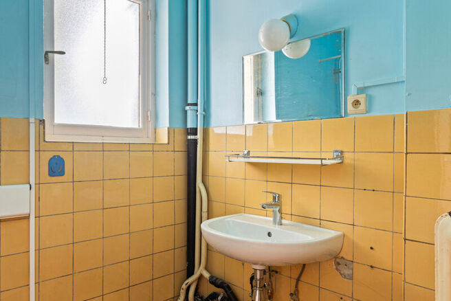 Cet &eacute;l&eacute;gant appartement d'une chambre avec 2 terrasse et deux greniers spacieux est situ&eacute; au deuxi&egrave;me &eacute;tage d'une copropri&eacute;t&eacute; id&eacute;alement situ&eacute;e dans le quartier europ&eacute;en, entre Schuman et le Parc de Bruxelles.

L'appartement est agenc&eacute; comme su
