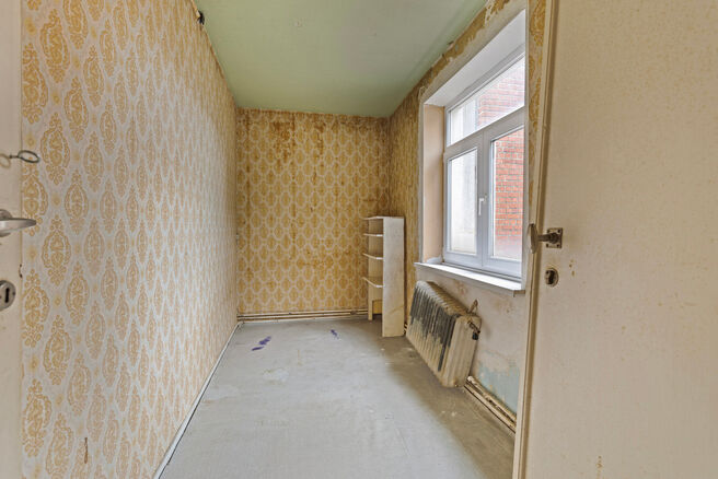 Cet &eacute;l&eacute;gant appartement d'une chambre avec 2 terrasse et deux greniers spacieux est situ&eacute; au deuxi&egrave;me &eacute;tage d'une copropri&eacute;t&eacute; id&eacute;alement situ&eacute;e dans le quartier europ&eacute;en, entre Schuman et le Parc de Bruxelles.

L'appartement est agenc&eacute; comme su