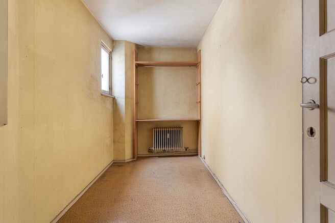 Cet &eacute;l&eacute;gant appartement d'une chambre avec 2 terrasse et deux greniers spacieux est situ&eacute; au deuxi&egrave;me &eacute;tage d'une copropri&eacute;t&eacute; id&eacute;alement situ&eacute;e dans le quartier europ&eacute;en, entre Schuman et le Parc de Bruxelles.

L'appartement est agenc&eacute; comme su