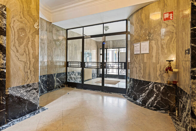 Cet &eacute;l&eacute;gant appartement d'une chambre avec 2 terrasse et deux greniers spacieux est situ&eacute; au deuxi&egrave;me &eacute;tage d'une copropri&eacute;t&eacute; id&eacute;alement situ&eacute;e dans le quartier europ&eacute;en, entre Schuman et le Parc de Bruxelles.

L'appartement est agenc&eacute; comme su