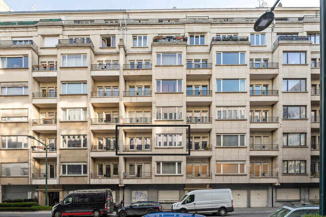 Cet &eacute;l&eacute;gant appartement d'une chambre avec 2 terrasse et deux greniers spacieux est situ&eacute; au deuxi&egrave;me &eacute;tage d'une copropri&eacute;t&eacute; id&eacute;alement situ&eacute;e dans le quartier europ&eacute;en, entre Schuman et le Parc de Bruxelles.

L'appartement est agenc&eacute; comme su