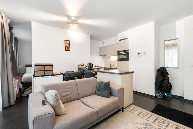 Cet appartement r&eacute;cent d&rsquo;une chambre b&eacute;n&eacute;ficie d&rsquo;un emplacement de choix, en face du quartier tendance du Canal et &agrave; proximit&eacute; de Tour & Taxis et de la place Rogier.

Situ&eacute; au 3e &eacute;tage, l&rsquo;appartement dispose d&rsquo;une terrasse orient&eacute;e sud-est