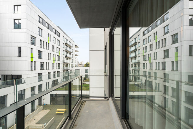 Cet appartement r&eacute;cent d&rsquo;une chambre b&eacute;n&eacute;ficie d&rsquo;un emplacement de choix, en face du quartier tendance du Canal et &agrave; proximit&eacute; de Tour & Taxis et de la place Rogier.

Situ&eacute; au 3e &eacute;tage, l&rsquo;appartement dispose d&rsquo;une terrasse orient&eacute;e sud-est