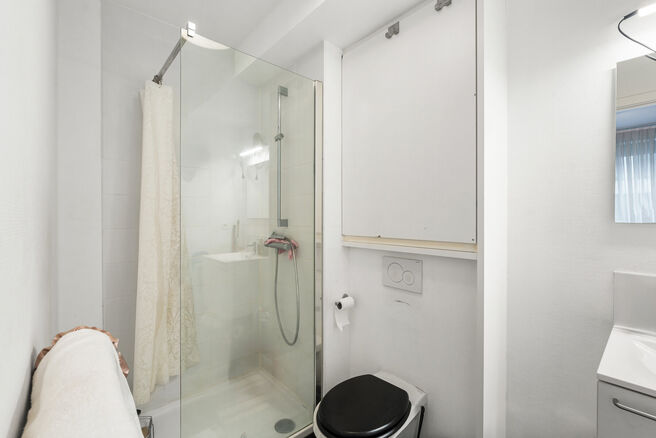 Cet appartement r&eacute;cent d&rsquo;une chambre b&eacute;n&eacute;ficie d&rsquo;un emplacement de choix, en face du quartier tendance du Canal et &agrave; proximit&eacute; de Tour & Taxis et de la place Rogier.

Situ&eacute; au 3e &eacute;tage, l&rsquo;appartement dispose d&rsquo;une terrasse orient&eacute;e sud-est