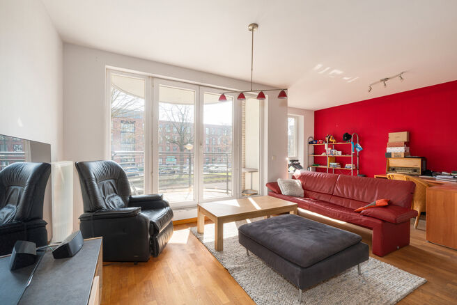 Ce lumineux appartement 1 chambre b&eacute;n&eacute;ficie d&rsquo;une excellente situation dans le quartier recherch&eacute; &laquo; La Chasse &raquo; &agrave; Etterbeek, &agrave; distance de marche des campus de la VUB et de l&rsquo;ULB, et &agrave; la fronti&egrave;re de Woluwe-Saint-Pierre (Chant d&rsquo;Oiseau) et