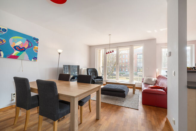 Ce lumineux appartement 1 chambre b&eacute;n&eacute;ficie d&rsquo;une excellente situation dans le quartier recherch&eacute; &laquo; La Chasse &raquo; &agrave; Etterbeek, &agrave; distance de marche des campus de la VUB et de l&rsquo;ULB, et &agrave; la fronti&egrave;re de Woluwe-Saint-Pierre (Chant d&rsquo;Oiseau) et