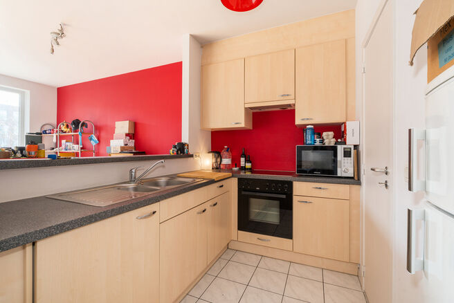 Ce lumineux appartement 1 chambre b&eacute;n&eacute;ficie d&rsquo;une excellente situation dans le quartier recherch&eacute; &laquo; La Chasse &raquo; &agrave; Etterbeek, &agrave; distance de marche des campus de la VUB et de l&rsquo;ULB, et &agrave; la fronti&egrave;re de Woluwe-Saint-Pierre (Chant d&rsquo;Oiseau) et
