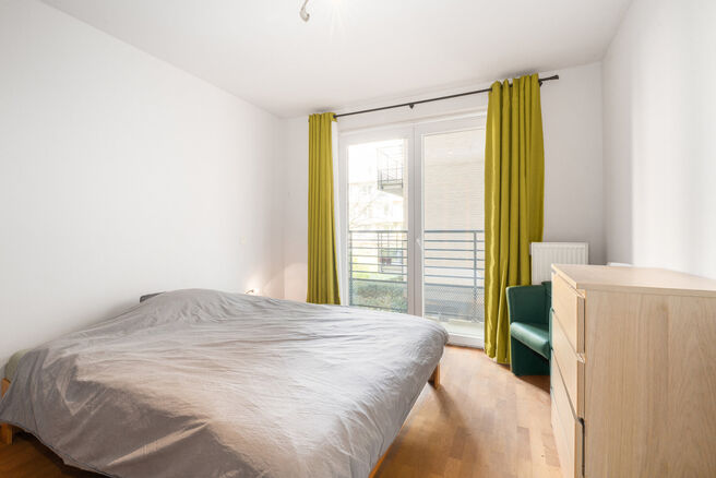 Ce lumineux appartement 1 chambre b&eacute;n&eacute;ficie d&rsquo;une excellente situation dans le quartier recherch&eacute; &laquo; La Chasse &raquo; &agrave; Etterbeek, &agrave; distance de marche des campus de la VUB et de l&rsquo;ULB, et &agrave; la fronti&egrave;re de Woluwe-Saint-Pierre (Chant d&rsquo;Oiseau) et