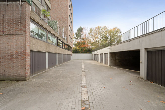 Cet appartement pr&ecirc;t &agrave; emm&eacute;nager, dot&eacute; de trois chambres, est id&eacute;alement situ&eacute; sur la place du village de Strombeek-Bever, &agrave; proximit&eacute; imm&eacute;diate de nombreuses commodit&eacute;s et accessibles &agrave; pied. Bruxelles est tr&egrave;s rapidement et facilement access