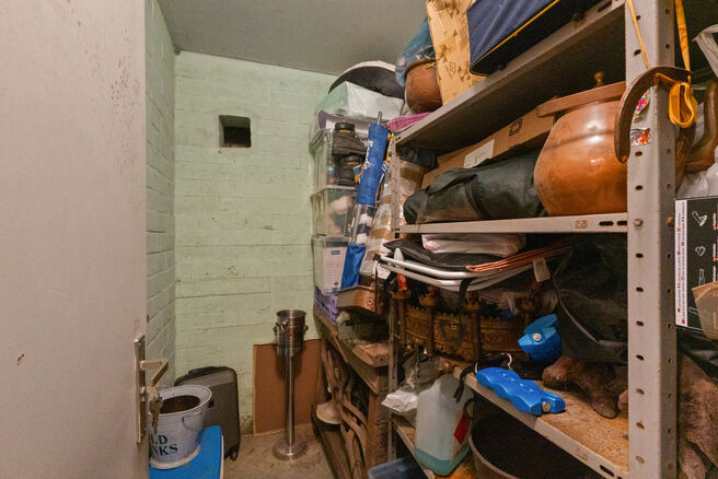 Cet appartement pr&ecirc;t &agrave; emm&eacute;nager, dot&eacute; de trois chambres, est id&eacute;alement situ&eacute; sur la place du village de Strombeek-Bever, &agrave; proximit&eacute; imm&eacute;diate de nombreuses commodit&eacute;s et accessibles &agrave; pied. Bruxelles est tr&egrave;s rapidement et facilement access