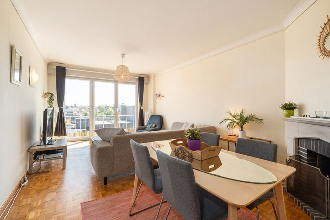 Cet appartement enti&egrave;rement pr&ecirc;t &agrave; emm&eacute;nager, situ&eacute; au 5ᵉ &eacute;tage, dispose de 2 chambres et b&eacute;n&eacute;ficie d&rsquo;une vue spectaculaire sur le centre de Strombeek.
Gr&acirc;ce &agrave; son excellent certificat PEB C, cet appartement combine confort et efficacit&eacute; &eacute;