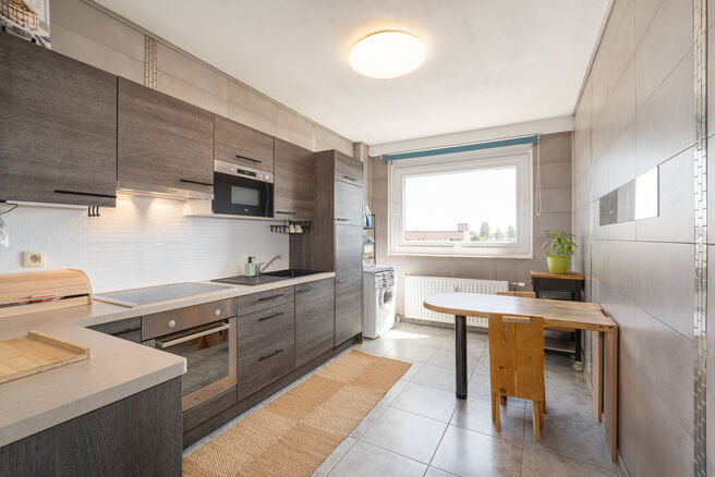Cet appartement enti&egrave;rement pr&ecirc;t &agrave; emm&eacute;nager, situ&eacute; au 5ᵉ &eacute;tage, dispose de 2 chambres et b&eacute;n&eacute;ficie d&rsquo;une vue spectaculaire sur le centre de Strombeek.
Gr&acirc;ce &agrave; son excellent certificat PEB C, cet appartement combine confort et efficacit&eacute; &eacute;
