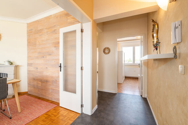 Cet appartement enti&egrave;rement pr&ecirc;t &agrave; emm&eacute;nager, situ&eacute; au 5ᵉ &eacute;tage, dispose de 2 chambres et b&eacute;n&eacute;ficie d&rsquo;une vue spectaculaire sur le centre de Strombeek.
Gr&acirc;ce &agrave; son excellent certificat PEB C, cet appartement combine confort et efficacit&eacute; &eacute;