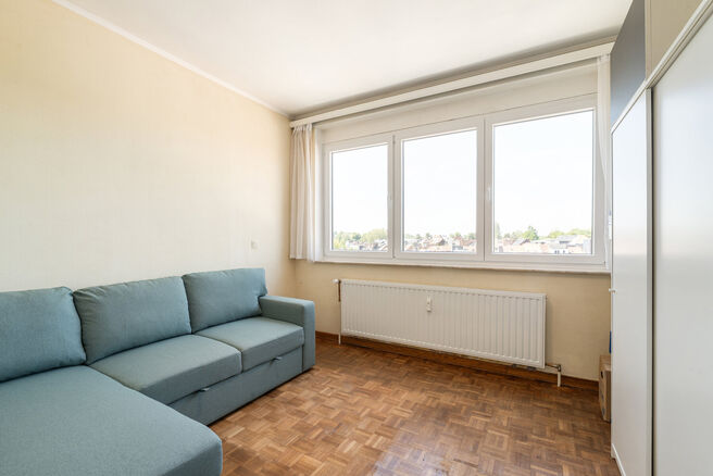 Cet appartement enti&egrave;rement pr&ecirc;t &agrave; emm&eacute;nager, situ&eacute; au 5ᵉ &eacute;tage, dispose de 2 chambres et b&eacute;n&eacute;ficie d&rsquo;une vue spectaculaire sur le centre de Strombeek.
Gr&acirc;ce &agrave; son excellent certificat PEB C, cet appartement combine confort et efficacit&eacute; &eacute;
