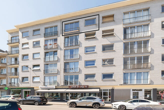 Cet appartement enti&egrave;rement pr&ecirc;t &agrave; emm&eacute;nager, situ&eacute; au 5ᵉ &eacute;tage, dispose de 2 chambres et b&eacute;n&eacute;ficie d&rsquo;une vue spectaculaire sur le centre de Strombeek.
Gr&acirc;ce &agrave; son excellent certificat PEB C, cet appartement combine confort et efficacit&eacute; &eacute;