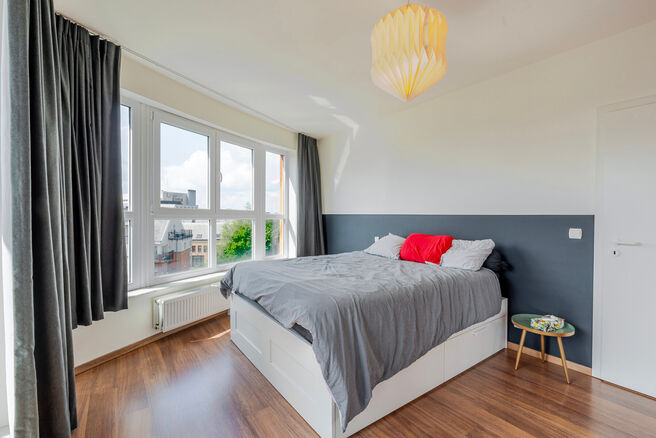 Cet élégant appartement 2 chambres, avec emplacement de parking et cave, est situé au 6ᵉ étage d’une copropriété bien entretenue, entourée de verdure et idéalement placée à proximité de l’UZ Jette.

AGENCEMENT :
En entrant, vous découvre