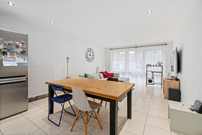 Cet appartement pr&ecirc;t &agrave; emm&eacute;nager avec 2 chambres et 1 salle de bain est situ&eacute; dans un environnement calme et r&eacute;sidentiel, avec une localisation strat&eacute;gique &agrave; proximit&eacute; des transports en commun et &agrave; courte distance du Parc Elisabeth.

En entrant d