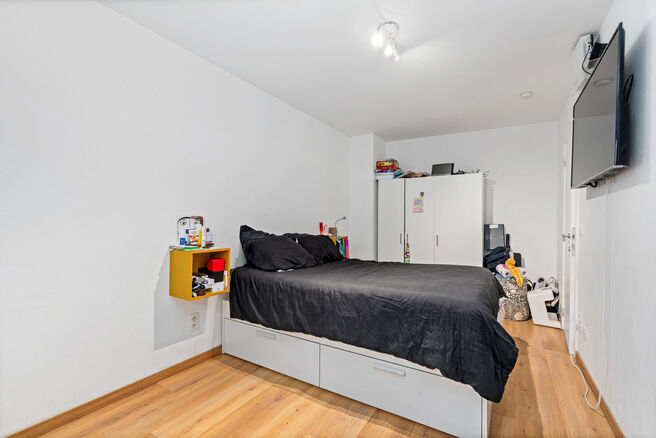 Cet appartement pr&ecirc;t &agrave; emm&eacute;nager avec 2 chambres et 1 salle de bain est situ&eacute; dans un environnement calme et r&eacute;sidentiel, avec une localisation strat&eacute;gique &agrave; proximit&eacute; des transports en commun et &agrave; courte distance du Parc Elisabeth.

En entrant d