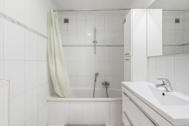 Cet appartement pr&ecirc;t &agrave; emm&eacute;nager avec 2 chambres et 1 salle de bain est situ&eacute; dans un environnement calme et r&eacute;sidentiel, avec une localisation strat&eacute;gique &agrave; proximit&eacute; des transports en commun et &agrave; courte distance du Parc Elisabeth.

En entrant d