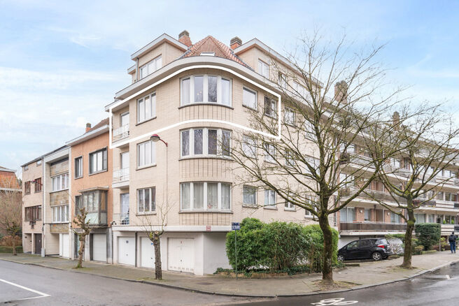 Appartement d&rsquo;angle lumineux et pr&ecirc;t &agrave; emm&eacute;nager avec 1 chambre, magnifique vue sur le bois du Dielegem, terrasse orient&eacute;e est et cave.
Situ&eacute; dans une petite copropri&eacute;t&eacute; avec ascenseur, &agrave; distance de marche des commerces, des transports en commu