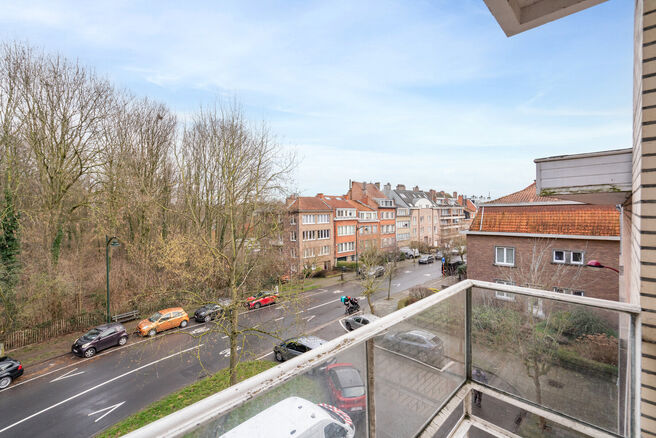 Appartement d&rsquo;angle lumineux et pr&ecirc;t &agrave; emm&eacute;nager avec 1 chambre, magnifique vue sur le bois du Dielegem, terrasse orient&eacute;e est et cave.
Situ&eacute; dans une petite copropri&eacute;t&eacute; avec ascenseur, &agrave; distance de marche des commerces, des transports en commu