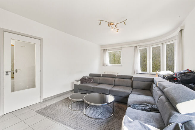 Appartement d&rsquo;angle lumineux et pr&ecirc;t &agrave; emm&eacute;nager avec 1 chambre, magnifique vue sur le bois du Dielegem, terrasse orient&eacute;e est et cave.
Situ&eacute; dans une petite copropri&eacute;t&eacute; avec ascenseur, &agrave; distance de marche des commerces, des transports en commu