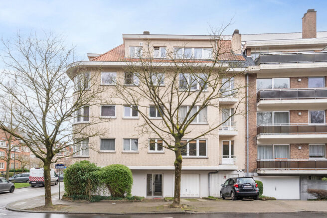 Appartement d&rsquo;angle lumineux et pr&ecirc;t &agrave; emm&eacute;nager avec 1 chambre, magnifique vue sur le bois du Dielegem, terrasse orient&eacute;e est et cave.
Situ&eacute; dans une petite copropri&eacute;t&eacute; avec ascenseur, &agrave; distance de marche des commerces, des transports en commu