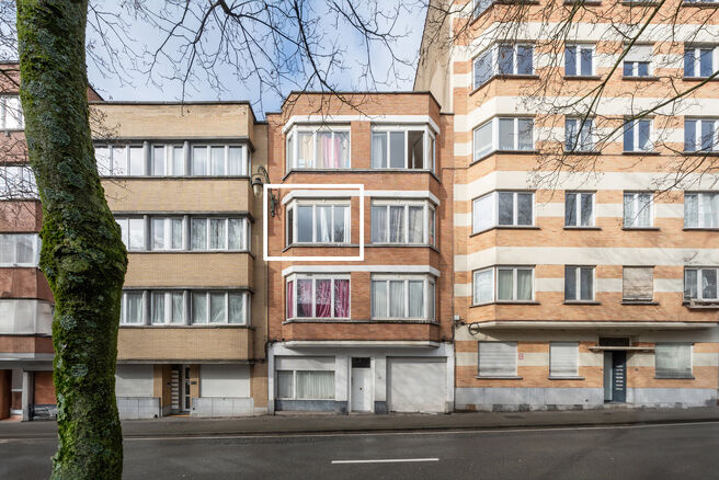 Cet appartement est id&eacute;alement situ&eacute; au 2ᵉ &eacute;tage d&rsquo;un immeuble &agrave; taille humaine, &agrave; deux pas de la Basilique de Koekelberg et du parc Elisabeth.
D&rsquo;un point de vue technique, l&rsquo;appartement est en ordre : il dispose d&rsquo;une chaudi&egrave;re au gaz ind