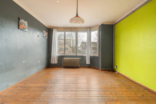 Cet appartement est id&eacute;alement situ&eacute; au 2ᵉ &eacute;tage d&rsquo;un immeuble &agrave; taille humaine, &agrave; deux pas de la Basilique de Koekelberg et du parc Elisabeth.
D&rsquo;un point de vue technique, l&rsquo;appartement est en ordre : il dispose d&rsquo;une chaudi&egrave;re au gaz ind