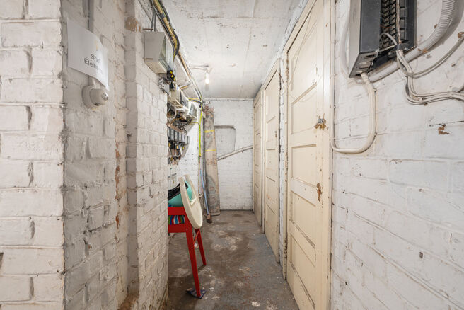 Cet appartement est id&eacute;alement situ&eacute; au 2ᵉ &eacute;tage d&rsquo;un immeuble &agrave; taille humaine, &agrave; deux pas de la Basilique de Koekelberg et du parc Elisabeth.
D&rsquo;un point de vue technique, l&rsquo;appartement est en ordre : il dispose d&rsquo;une chaudi&egrave;re au gaz ind