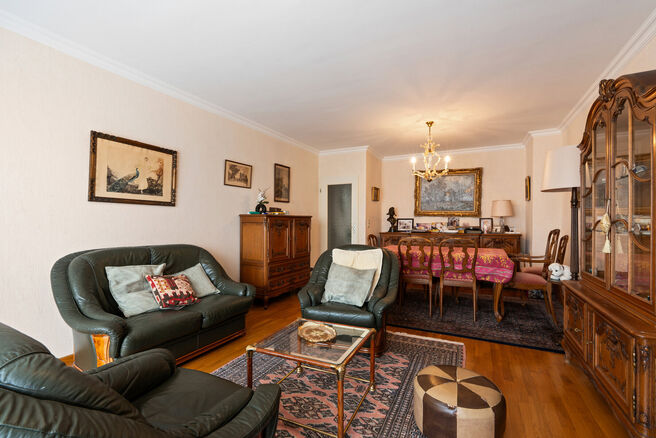 Ce spacieux appartement de 2 chambres, avec 2 terrasses, un garage ferm&eacute; et un emplacement de parking, est situ&eacute; au troisi&egrave;me &eacute;tage d'une copropri&eacute;t&eacute; bien entretenue.

AGENCEMENT :
Le hall d'entr&eacute;e m&egrave;ne &agrave; un s&eacute;jour lumineux avec espace salle &agrave; 