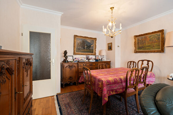 Ce spacieux appartement de 2 chambres, avec 2 terrasses, un garage ferm&eacute; et un emplacement de parking, est situ&eacute; au troisi&egrave;me &eacute;tage d'une copropri&eacute;t&eacute; bien entretenue.

AGENCEMENT :
Le hall d'entr&eacute;e m&egrave;ne &agrave; un s&eacute;jour lumineux avec espace salle &agrave; 