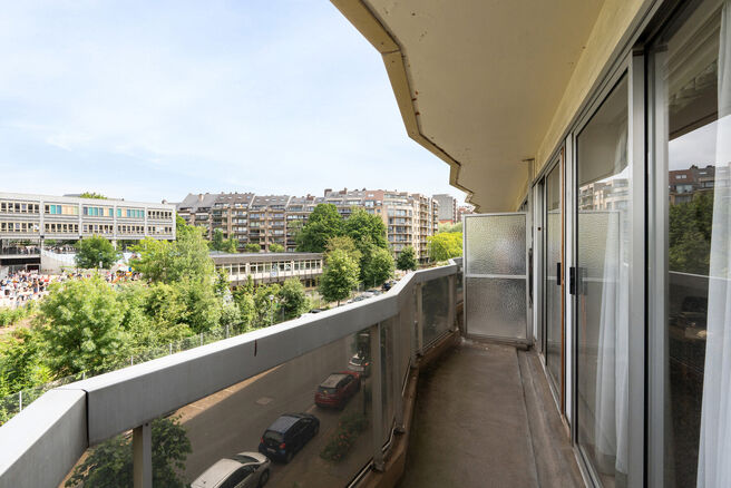 Ce spacieux appartement de 2 chambres, avec 2 terrasses, un garage ferm&eacute; et un emplacement de parking, est situ&eacute; au troisi&egrave;me &eacute;tage d'une copropri&eacute;t&eacute; bien entretenue.

AGENCEMENT :
Le hall d'entr&eacute;e m&egrave;ne &agrave; un s&eacute;jour lumineux avec espace salle &agrave; 