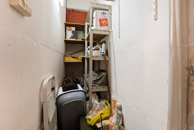 Ce spacieux appartement de 2 chambres, avec 2 terrasses, un garage ferm&eacute; et un emplacement de parking, est situ&eacute; au troisi&egrave;me &eacute;tage d'une copropri&eacute;t&eacute; bien entretenue.

AGENCEMENT :
Le hall d'entr&eacute;e m&egrave;ne &agrave; un s&eacute;jour lumineux avec espace salle &agrave; 