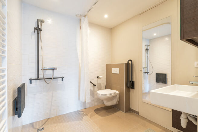 Mooi gemeubeld appartement met terras, ondergrondse staanplaats en kelder, gelegen op een uitstekende locatie nabij openbaar vervoer en tal van voorzieningen.

INDELING:
Bij het betreden van het appartement komt u terecht in de aangename, open leefruimte,