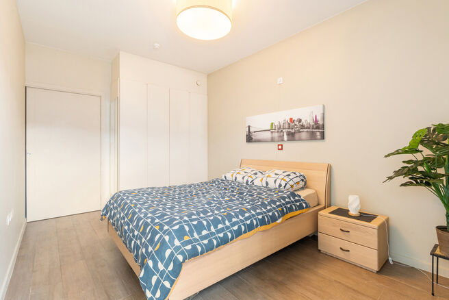 Mooi gemeubeld appartement met terras, ondergrondse staanplaats en kelder, gelegen op een uitstekende locatie nabij openbaar vervoer en tal van voorzieningen.

INDELING:
Bij het betreden van het appartement komt u terecht in de aangename, open leefruimte,