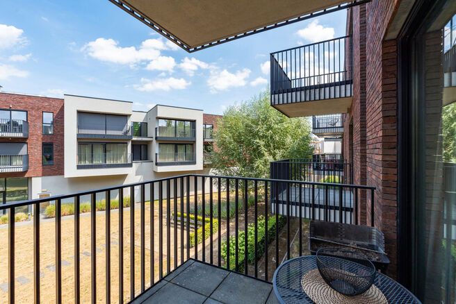 Mooi gemeubeld appartement met terras, ondergrondse staanplaats en kelder, gelegen op een uitstekende locatie nabij openbaar vervoer en tal van voorzieningen.

INDELING:
Bij het betreden van het appartement komt u terecht in de aangename, open leefruimte,